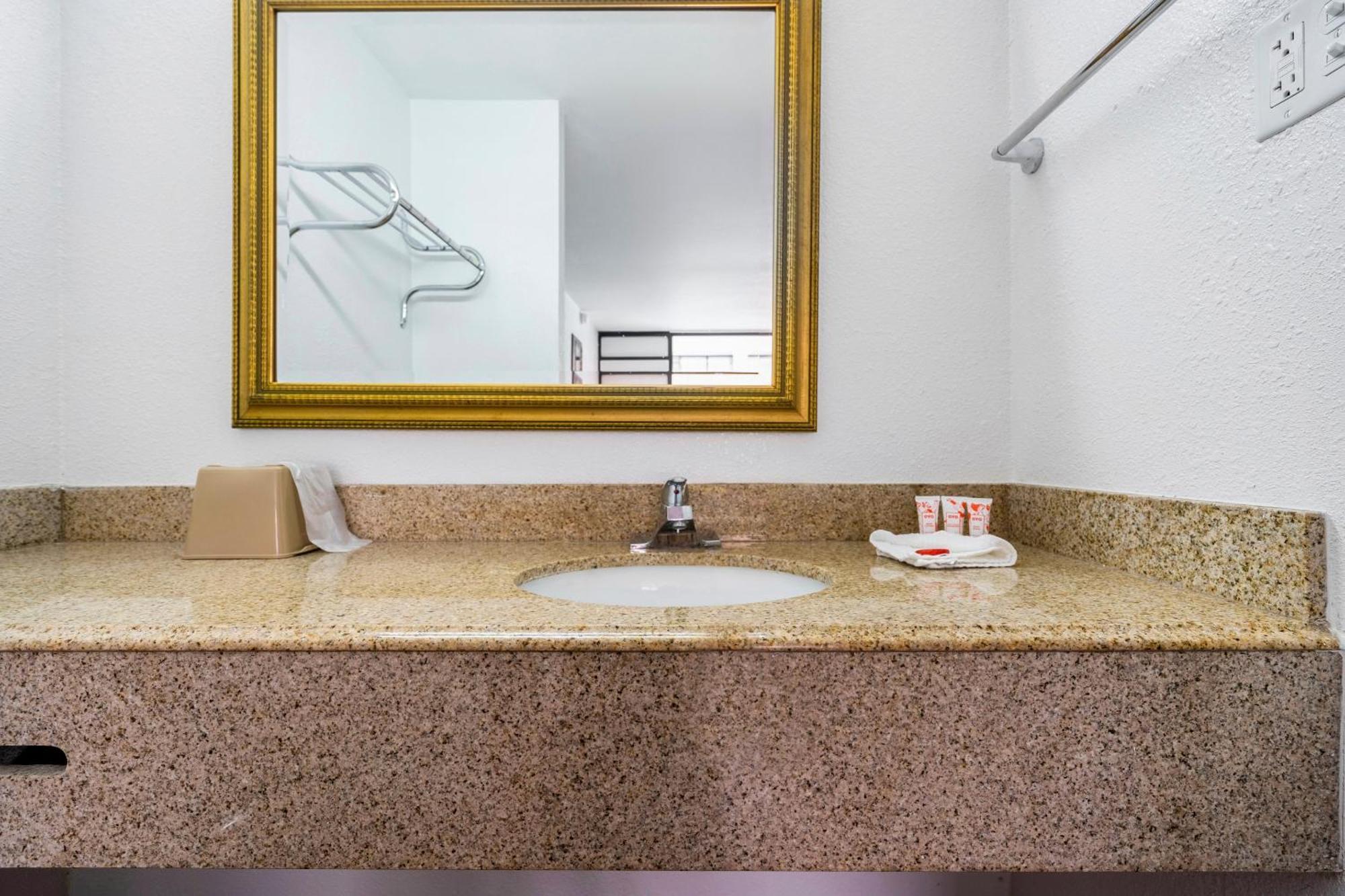Oyo Hotel Bossier City La - Red River Bagian luar foto